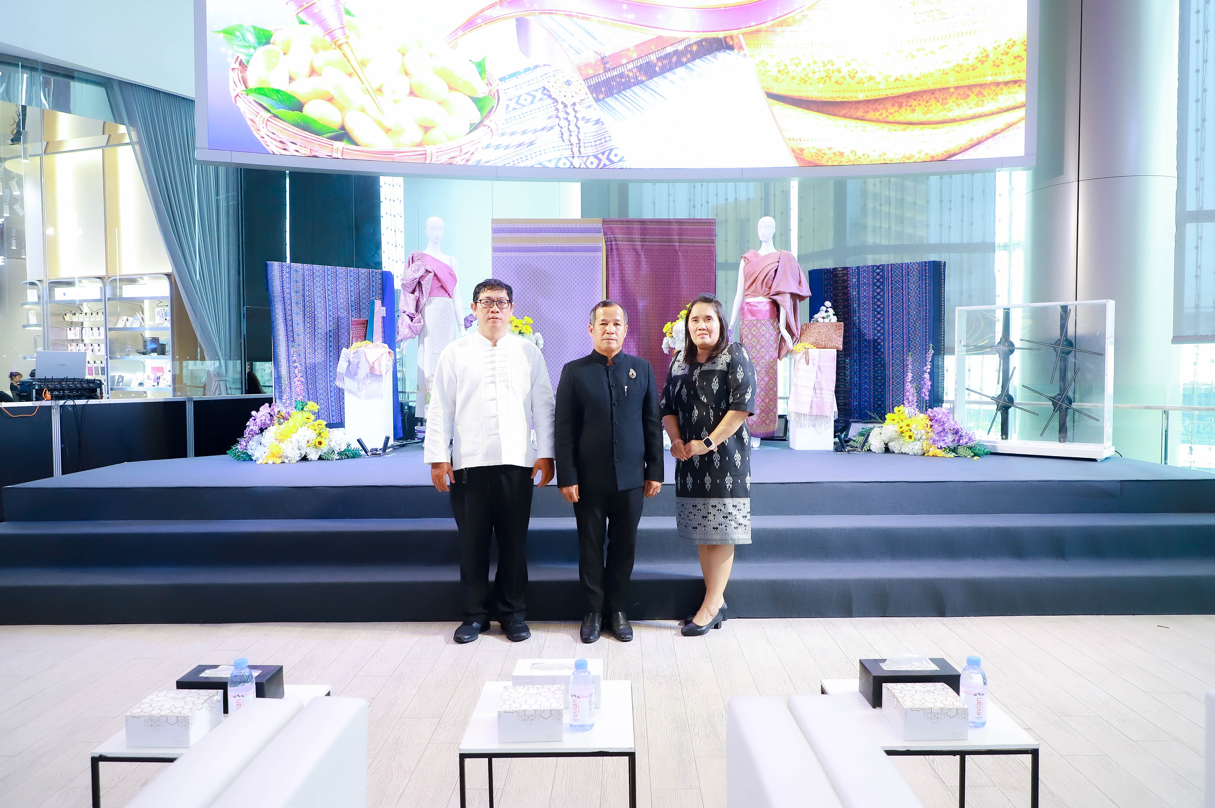 title - ผู้ตรวจราชการ ส.ป.ก. ร่วมพิธีเปิดงานหม่อนไหมสัญจร ณ กรุงเทพมหานครและจังหวัดนนทบุรี ครั้งที่ 3